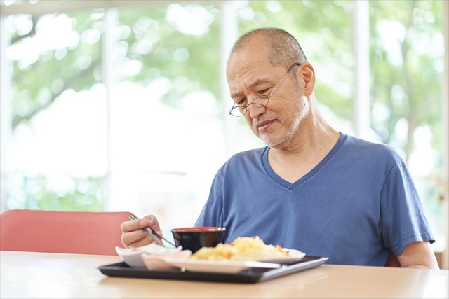 高齢者が食事を食べない原因は？